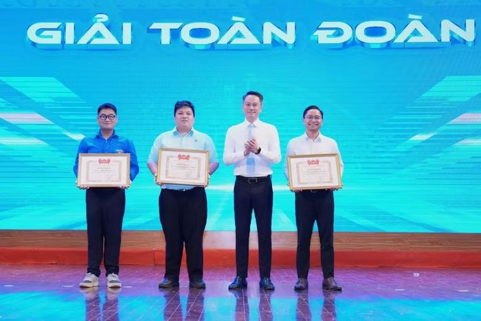 Đại diện các tỉnh, thành phố nhận giải toàn đoàn. (Ảnh: Trung ương Đoàn cung cấp)
