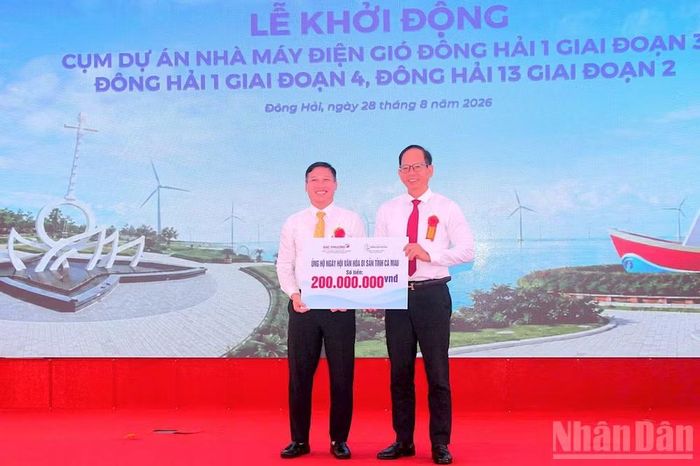 Giám đốc Sở Công thương tỉnh Cà Mau Nguyễn Chí Thiện (bên phải) đại diện chính quyền tỉnh tiếp nhận hỗ trợ từ doanh nghiệp. (Ảnh: HỮU TÙNG)