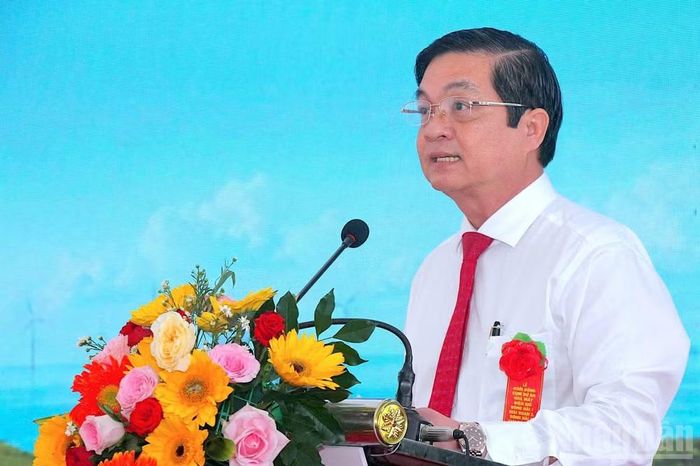 Phó Chủ tịch Ủy ban nhân dân tỉnh Cà Mau Huỳnh Chí Nguyện phát biểu chỉ đạo, nhấn mạnh tầm quan trọng của dự án và yêu cầu bảo đảm tiến độ, chất lượng thi công. (Ảnh: HỮU TÙNG)