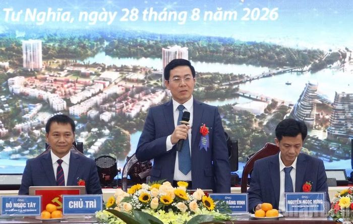 Lãnh đạo xã Tư Nghĩa chủ trì hội nghị. (Ảnh: HIỂN CỪ)