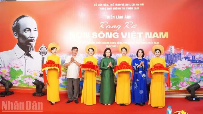 Các đại biểu cắt băng khai mạc triển lãm.