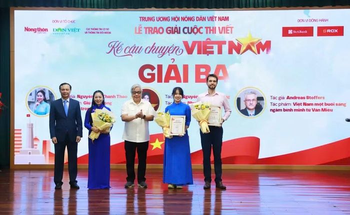 Trao giải Ba cho các tác giả (Ảnh: Phạm Hưng)