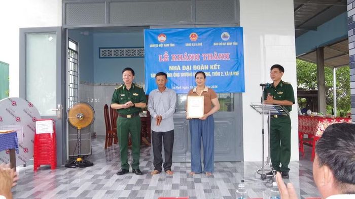 Ban Chỉ huy Bộ đội Biên phòng tỉnh Đắk Lắk phối hợp với các đơn vị trao tặng nhà Đại đoàn kết cho hộ nghèo ở xã biên giới Ia Rvê. (Ảnh: Ngọc Lân)