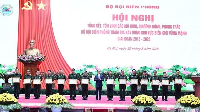 Nhiều tập thể, cá nhân được Bộ Tư lệnh Bộ đội Biên phòng tặng bằng khen. (Ảnh: Dân Quân)