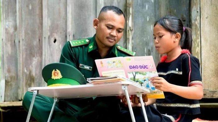 Chương trình “Nâng bước em tới trường-Con nuôi Đồn Biên phòng”. (Ảnh: Dân Quân)