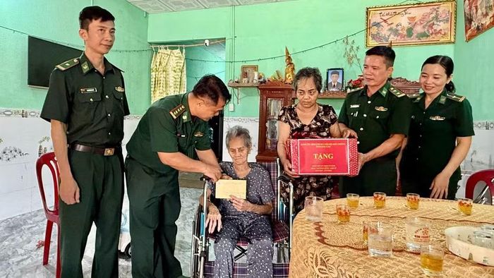 Lãnh đạo Ban Chỉ huy Bộ đội Biên phòng tỉnh Đắk Lắk tặng quà cho gia đình chính sách ở khu vực biên giới. (Ảnh: Ngọc Lân)