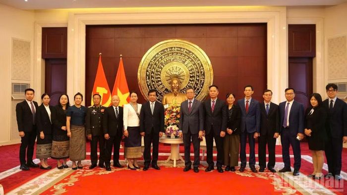 Đại sứ Lào tại Trung Quốc Somphone Sichaleun và Đại sứ Việt Nam tại Trung Quốc Phạm Thanh Bình chụp cảnh cùng cán bộ hai nước. (Ảnh: VI SA)