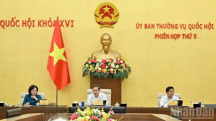 Chủ trì phiên họp thứ 5 Ủy ban Thường vụ Quốc hội khóa XVI. (Ảnh: Thủy Nguyên)