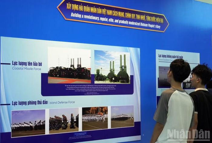 Xem hình ảnh của tên lửa bờ tại trưng bày. (Ảnh: Lê Đình Thìn)