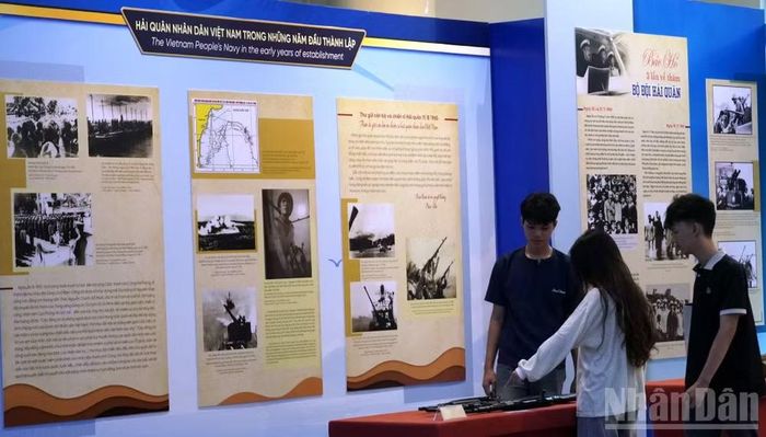 Xem hiện vật tại trưng bày. (Ảnh: Lê Đình Thìn)