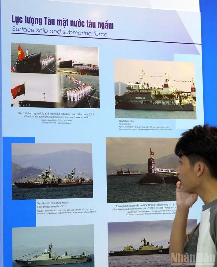 Xem các con tàu hiện đại của Hải quân nhân dân Việt Nam. (Ảnh: Lê Đình Thìn)