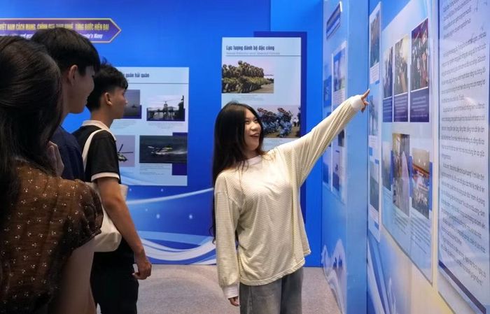 Nhóm học sinh đến từ Đồng Nai xem trưng bày. (Ảnh: Lê Đình Thìn)