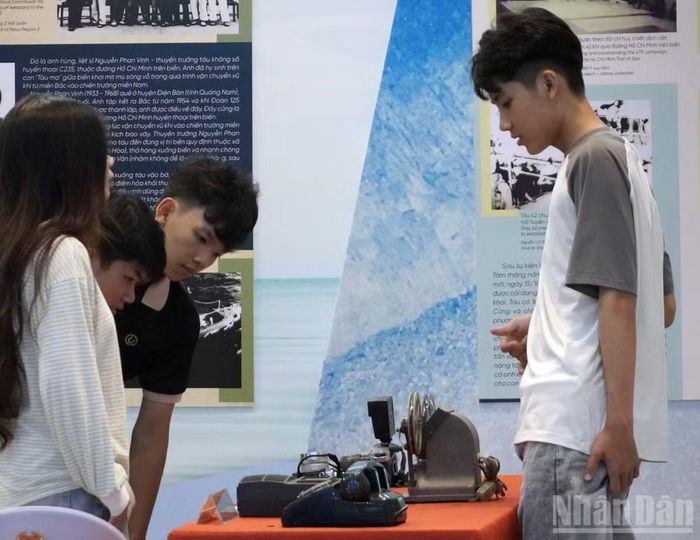 Học sinh xem các hiện vật tại trưng bày. (Ảnh: Lê Đình Thìn)