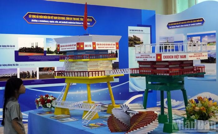 Học sinh tiểu học xem mô hình nhà giàn DK1. (Ảnh: Lê Đình Thìn)