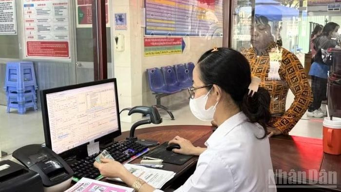 Đến nay, 356/356 cơ sở khám, chữa bệnh bảo hiểm y tế trên địa bàn thành phố Cần Thơ đã triển khai sử dụng căn cước công dân gắn chip. (Ảnh: VĂN ÚT)