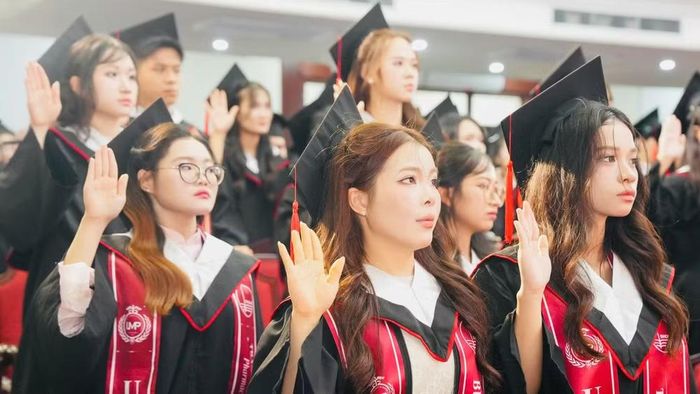 Các tân cử nhân Trường đại học Y Dược tại buổi lễ. (Ảnh: Linh Linh)