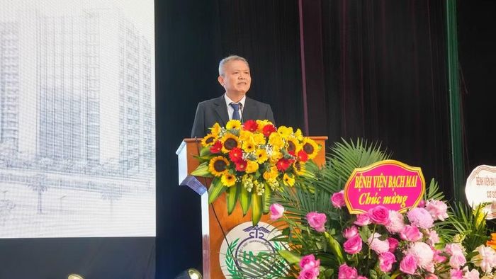 Giáo sư, Tiến sĩ, Thầy thuốc Nhân dân Lê Ngọc Thành phát biểu tại buổi lễ. (Ảnh: Linh Linh)
