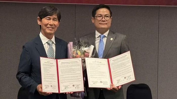 Ông Choi Joo Ho, Chủ tịch Hiệp hội Cà-phê Hàn Quốc và ông Lê Đức Huy, Phó Chủ tịch Hiệp hội Cà-phê, Ca cao Việt Nam, Phó Chủ tịch Hiệp hội Cà-phê Buôn Ma Thuột, Chủ tịch Hội đồng thành viên Simexco DakLak trao biên bản ký kết. (Ảnh: CTV).