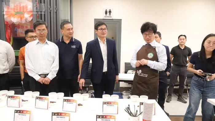 Các doanh nghiệp Hàn Quốc tìm hiểu cà-phê đặc sản Việt Nam tại Simexco DakLak. (Ảnh: Công Lý).