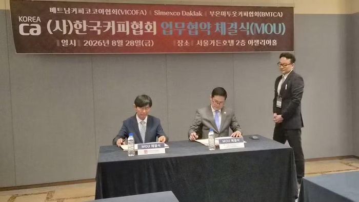 Ông Choi Joo Ho, Chủ tịch Hiệp hội Cà-phê Hàn Quốc và ông Lê Đức Huy, Phó Chủ tịch Hiệp hội Cà phê, Ca cao Việt Nam, Phó Chủ tịch Hiệp hội Cà-phê Buôn Ma Thuột, Chủ tịch Hội đồng thành viên Simexco DakLak ký kết Biên bản ghi nhớ hợp tác. (Ảnh: CTV).
