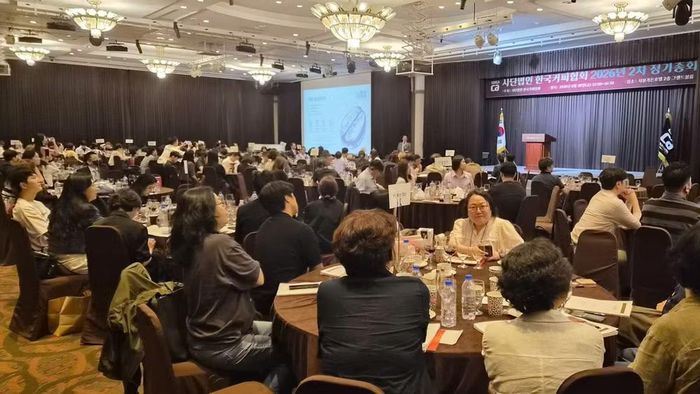 Ông Lê Đức Huy, Chủ tịch Hội đồng thành viên Simexco DakLak giới thiệu cà-phê Việt Nam với 200 người làm cà-phê Hàn Quốc tại Hội nghị Thường niên của Hiệp hội cà-phê Hàn Quốc. (Ảnh: CTV).