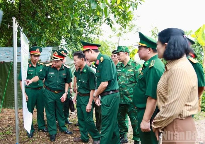 Đoàn công tác cùng các nhân chứng lịch sử kiểm tra, xác minh tại thực địa pháo đài K30, phường Lào Cai.