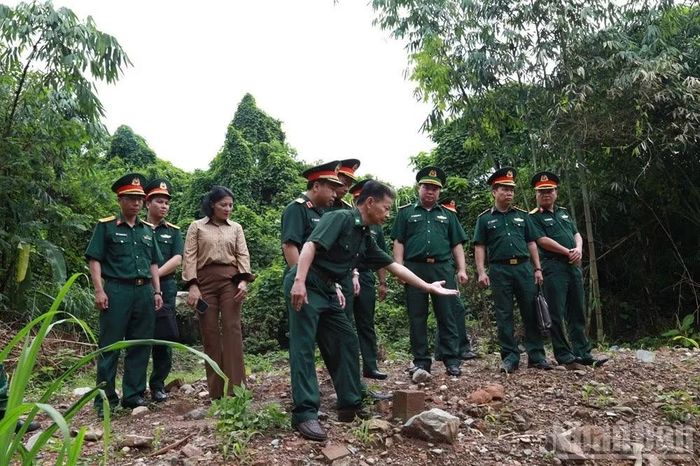 Đoàn công tác cùng các nhân chứng lịch sử kiểm tra, xác minh tại thực địa pháo đài K30, phường Lào Cai.