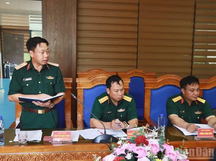Thiếu tướng Nguyễn Ngọc Ngân, Phó Chủ nhiệm Chính trị Quân khu, Phó Trưởng ban Thường trực Ban Chỉ đạo Quân khu 2 phát biểu tại hội nghị.
