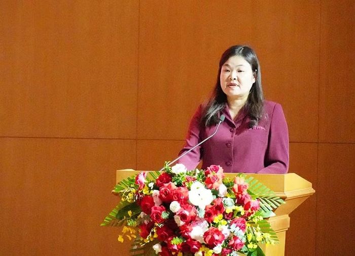 Đồng chí Hà Lan Anh, Phó Chủ tịch Ủy ban nhân dân tỉnh Ninh Bình, phát biểu chỉ đạo tại hội nghị. (Ảnh: HÀ NAM)