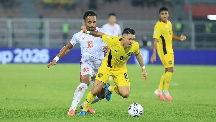 Pha tranh chấp giữa hai cầu thủ Ezequiel Agüero và Nguyễn Xuân Son (Ảnh: Nhật Anh)