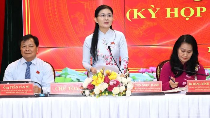 Thường trực Hội đồng nhân dân thành phố Đồng Nai điều hành phần thảo luận sôi nổi tại kỳ họp.