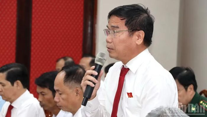Đại biểu Nguyễn Thế Phong đề xuất các giải pháp tăng cường công tác quản lý chặt chẽ nguồn lực đất đai.