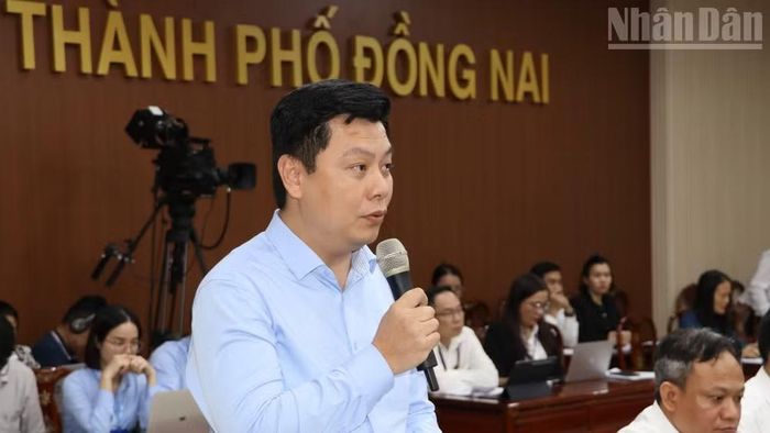 Giám đốc Trung tâm Phát triển quỹ đất thành phố Đồng Nai Nguyễn Cao Tài phát biểu thảo luận tại kỳ họp.
