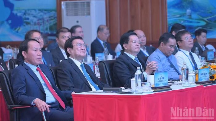 Phó Thủ tướng Chính phủ Lê Tiến Châu (bìa trái) cùng lãnh đạo, nguyên lãnh đạo Trung ương, Thành phố Hồ Chí Minh và địa phương dự hội nghị.