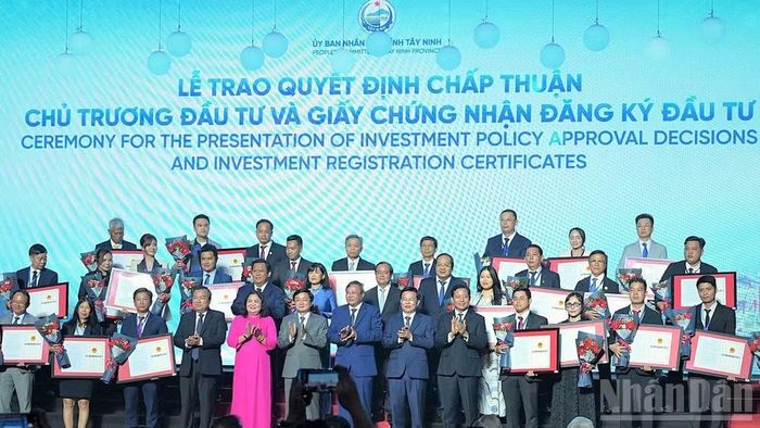 Lãnh đạo tỉnh Tây Ninh trao Quyết định chấp thuận chủ trương đầu tư và giấy chứng nhận đăng ký đầu tư cho các doanh nghiệp.
