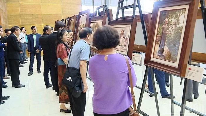 Triển lãm thu hút sự quan tâm của đông đảo người dân Lào, kiều bào. (Ảnh: DUY TOÀN)