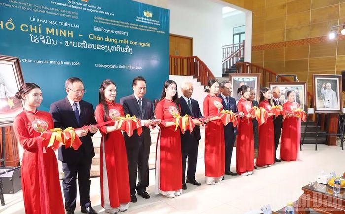 Các đại biểu cắt băng khai mạc Triển lãm. (Ảnh: DUY TOÀN)
