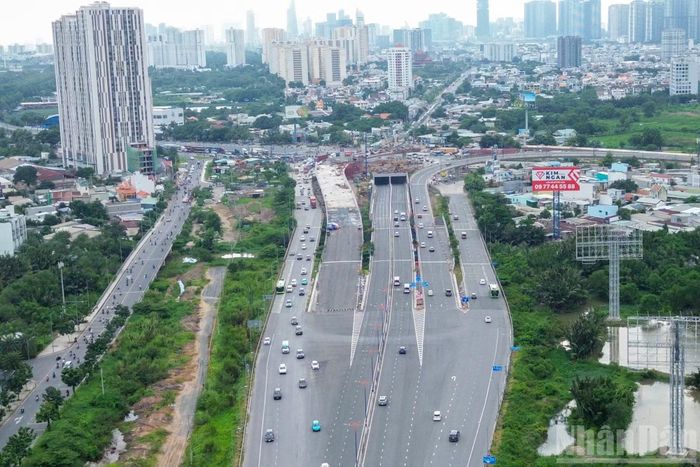Nút giao An Phú, khu vực thường xuyên có lưu lượng phương tiện lớn, chiều 28/8 giao thông diễn ra tương đối thuận lợi.