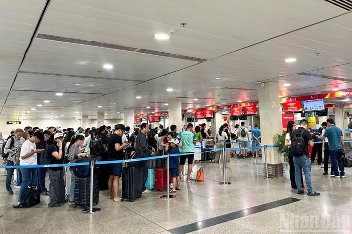 Khu vực sảnh nhà ga T1 và T3 không xảy ra tình trạng chen lấn, ùn ứ dù lượng hành khách bắt đầu tăng trước kỳ nghỉ lễ.