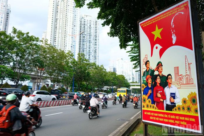 Người dân mang theo hành lý, bắt đầu hành trình về quê đón kỳ nghỉ lễ Quốc khánh. Các phương tiện nối đuôi nhau trên tuyến đường dẫn ra cửa ngõ thành phố, nhưng chưa xảy ra ùn tắc nghiêm trọng.