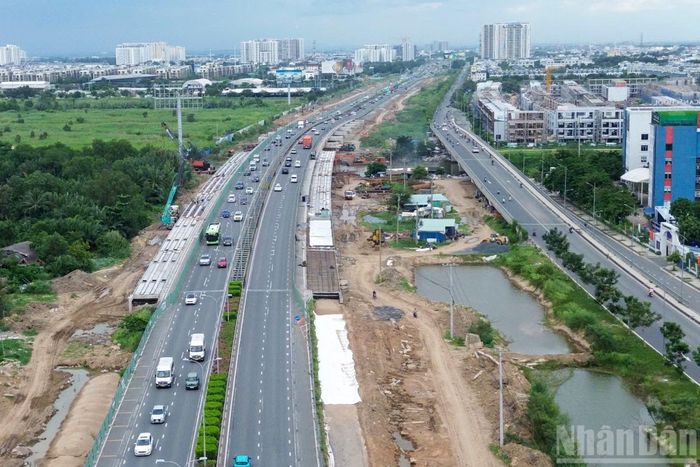 Ghi nhận tại nút giao An Phú chiều 28/8, lượng phương tiện tăng nhưng giao thông vẫn duy trì ổn định, các hướng di chuyển thông thoáng.