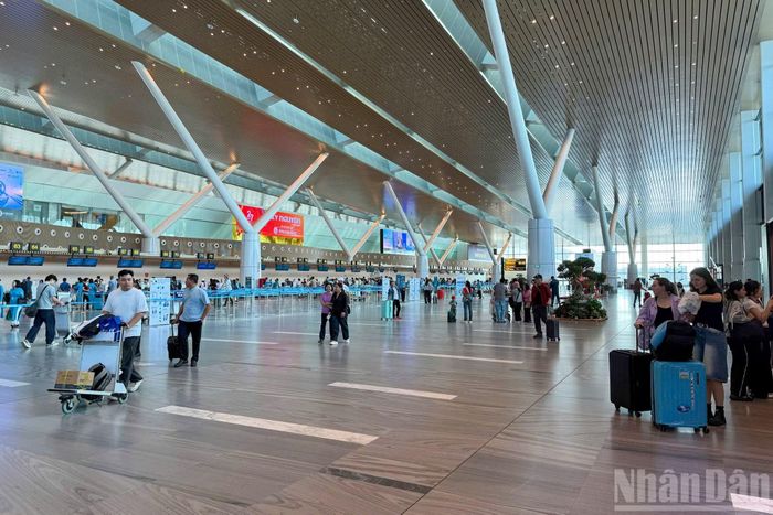  Hành khách làm thủ tục và di chuyển tại nhà ga T1, T3, sân bay Tân Sơn Nhất﻿ tương đối thuận lợi trong ngày đầu kỳ nghỉ lễ Quốc khánh 2/9.﻿ 