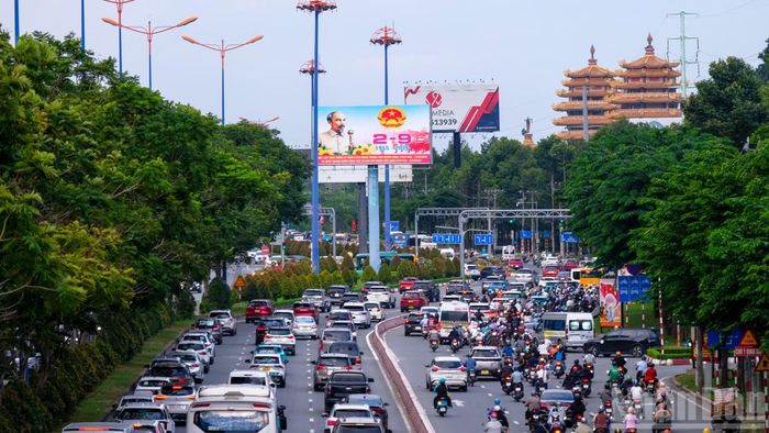  Nhiều người tranh thủ di chuyển về quê ngay sau giờ làm việc để tránh đông đúc﻿ trong những ngày nghỉ lễ﻿. 