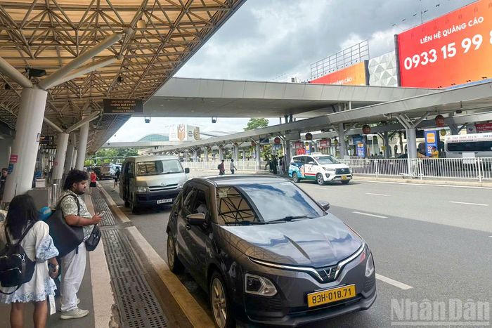 Tại nhà ga T1 và T3, sân bay Tân Sơn Nhất, hành khách lưu thông ổn định trong chiều 28/8.