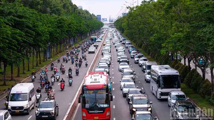 Các tuyến đường hướng ra cửa ngõ phía đông Thành phố Hồ Chí Minh duy trì giao thông tương đối ổn định.