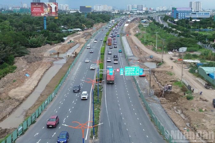 Các phương tiện lưu thông qua nút giao An Phú khá đông, song chưa ghi nhận tình trạng ùn tắc trong chiều đầu kỳ nghỉ lễ Quốc khánh 2/9.