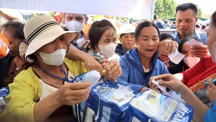 Những sản phẩm thiết yếu được trao đến tận tay bệnh nhân và người nhà bệnh nhân. (Ảnh: TRẦN TRUNG HIẾU)