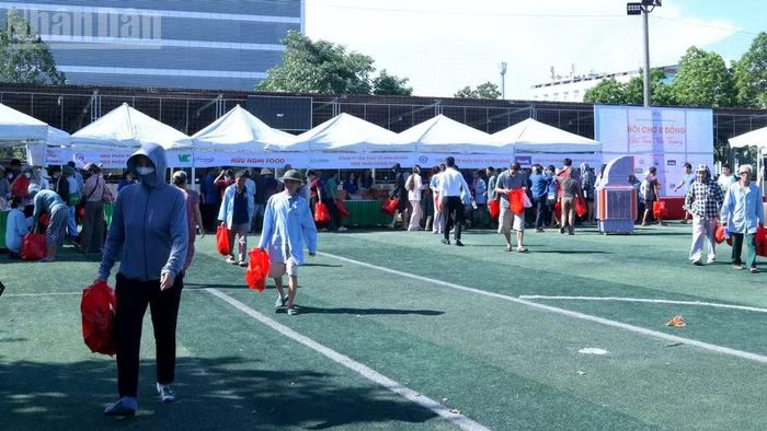 14 gian hàng miễn phí được bố trí tại khuôn viên Bệnh viện Hữu nghị Đa khoa Nghệ An. (Ảnh: TRẦN TRUNG HIẾU)