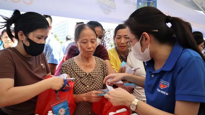Các bệnh nhân, người nhà bệnh nhân đổi phiếu để nhận quà tặng. (Ảnh: TRẦN TRUNG HIẾU)