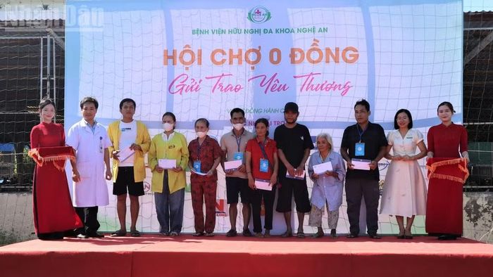 Bên cạnh các sản phẩm thiết yếu, 40 người bệnh có hoàn cảnh đặc biệt khó khăn được hỗ trợ thêm 500 nghìn đồng/người. (Ảnh: TRẦN TRUNG HIẾU)